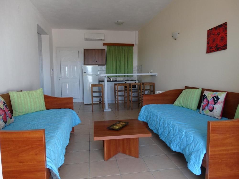 Paradiso Apartments Ýpsos Eksteriør billede