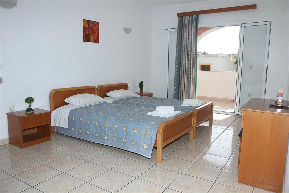 Paradiso Apartments Ýpsos Eksteriør billede
